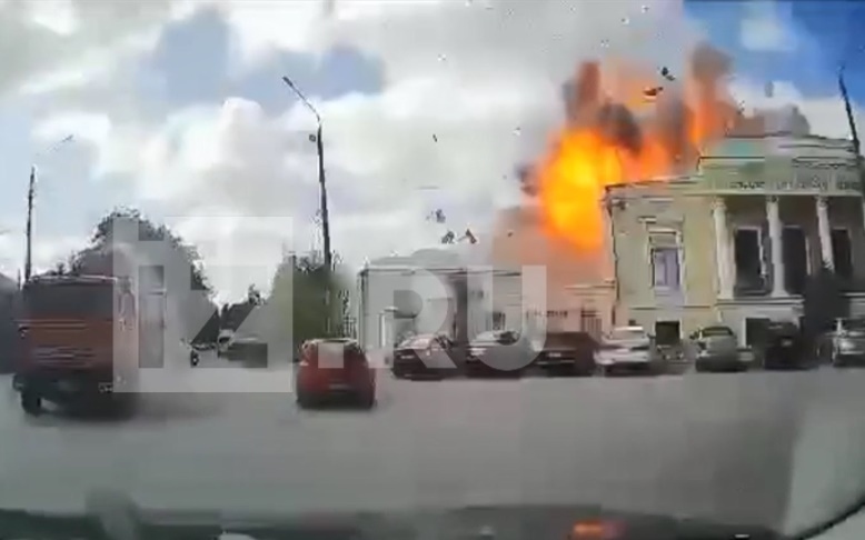 Khoảnh khắc tên lửa rơi xuống thành phố Taganrog của Nga